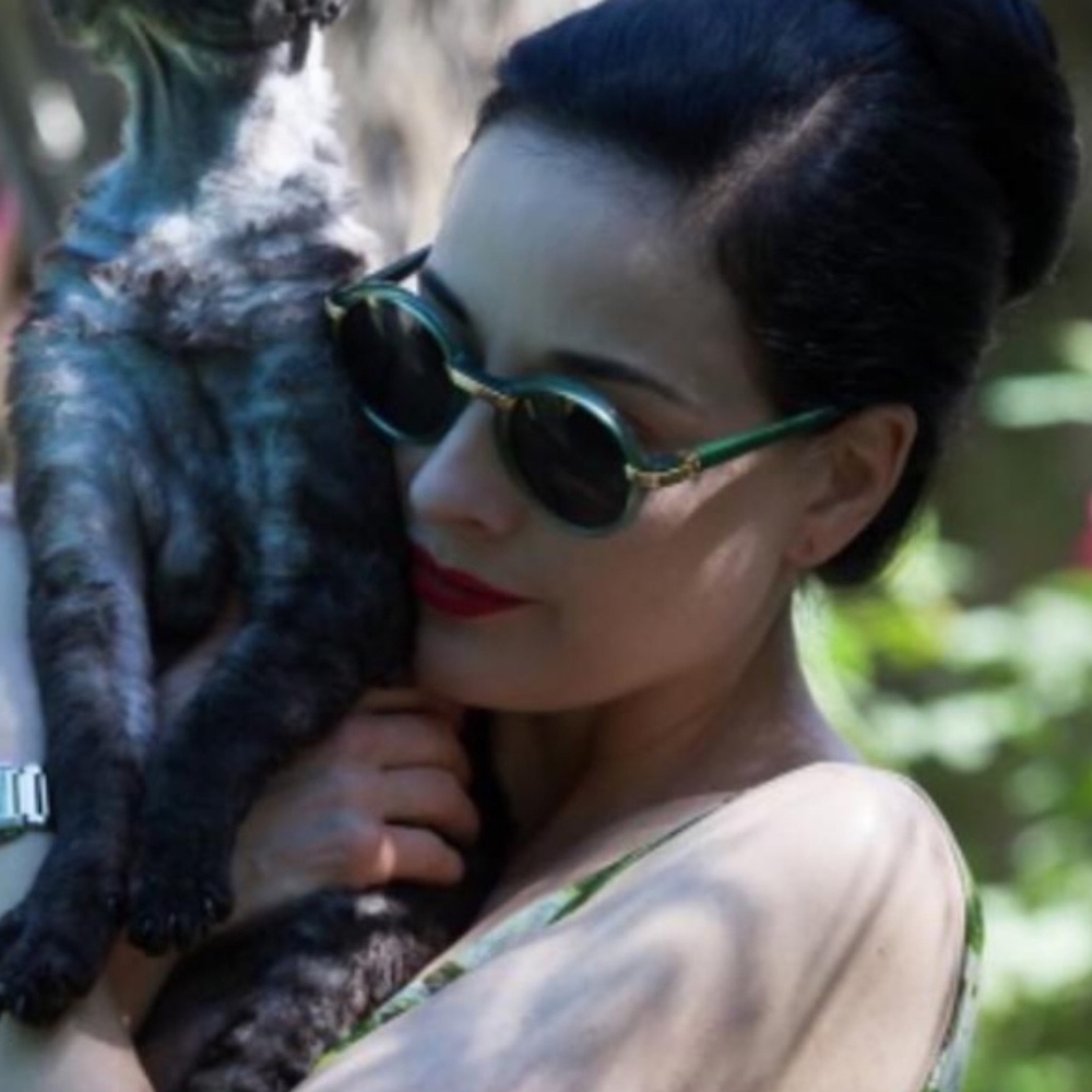 Meet your Posher, Elise